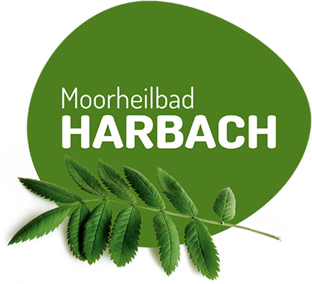 Grünes Logo mit weißem Text "Moorheilbad HARBACH" und einem grünen Blattzweig.