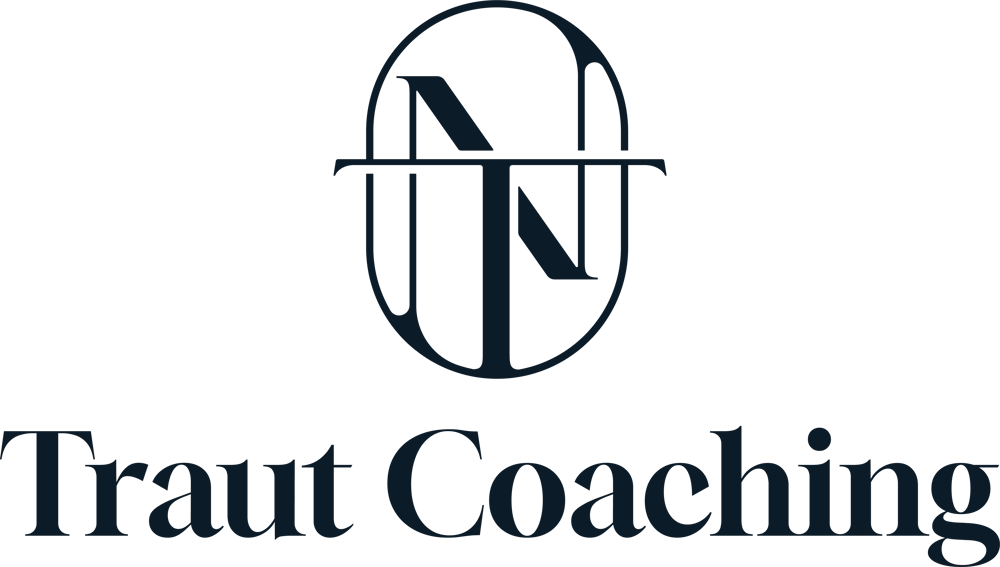 Dunkelgrüner Hintergrund mit grauer Hantel, Blitzsymbol und Text: NIC TRAUT COACHING