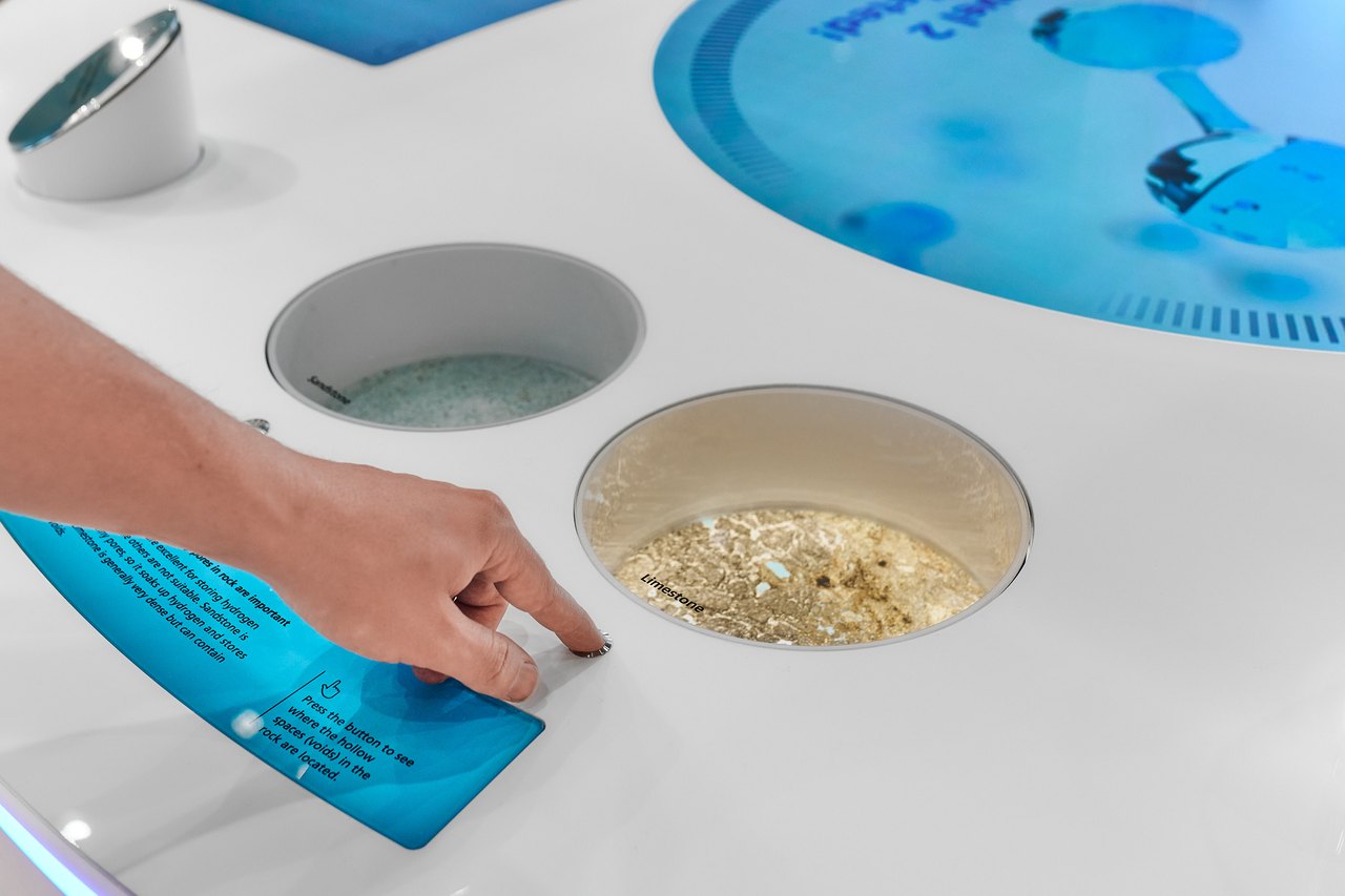 Echte Gesteinsproben (Sandstein, Kalkstein) machen das Thema Untergrundspöicherung von Wasserstoff greifbar – ein Beispiel für die haptische Dimension der Ausstellung