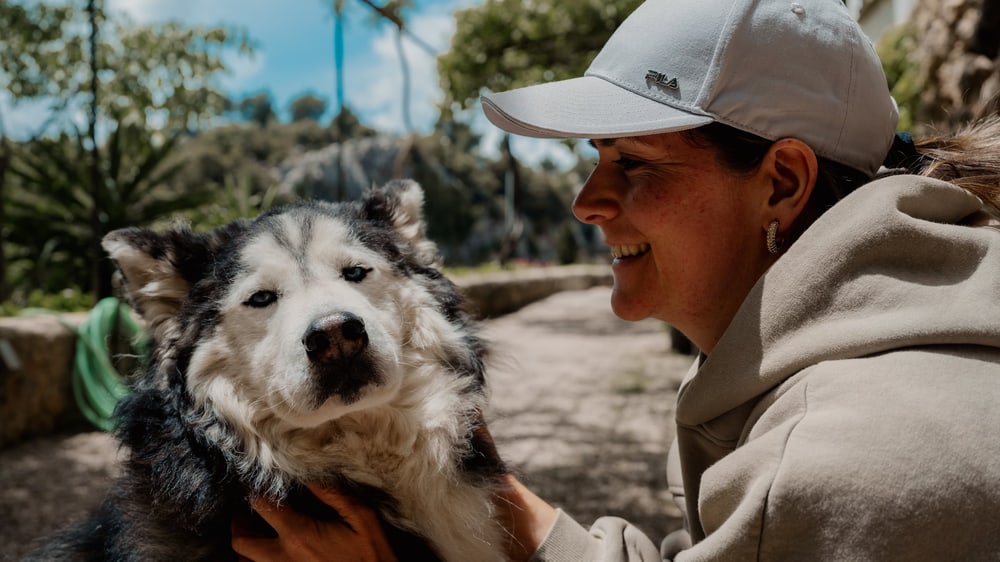 Frau mit Husky im Garten
