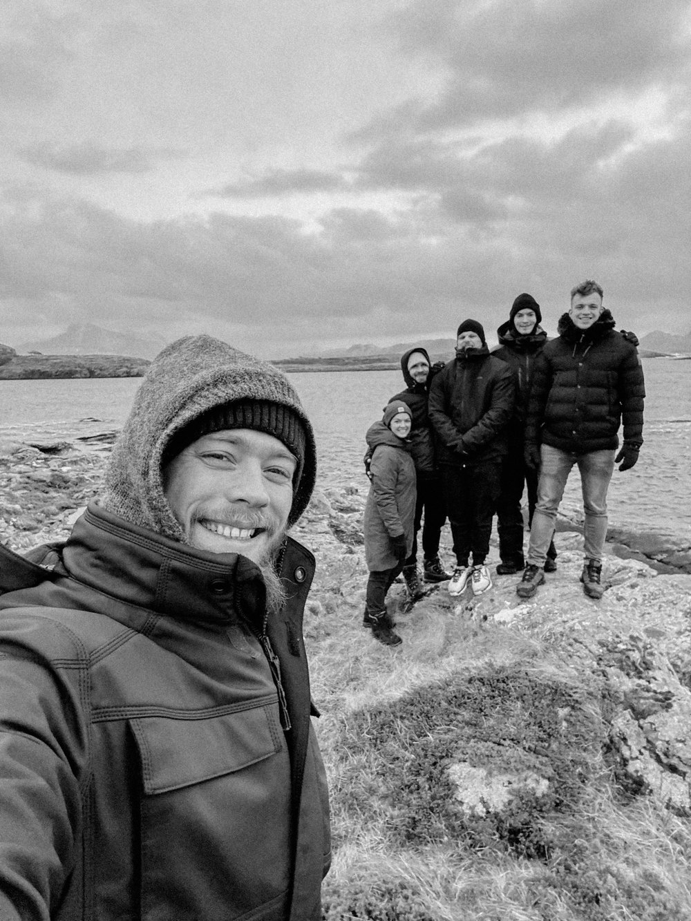 Selfie mit Gruppe an der Küste, Schwarz-Weiß