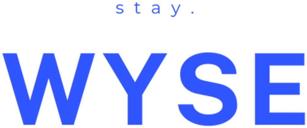 Blauer Schriftzug WYSE mit dem darüberstehenden Wort stay auf schwarzem Hintergrund.