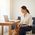 Hundetrainerin arbeitet mit Laptop und E-Mail-Marketing-System: Kundenkontakt halten und E-Mail-Automationen aufbauen