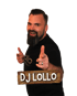 Lächelnder Mann mit Vollbart zeigt mit beiden Zeigefingern nach vorne, vor ihm ein Holzschild mit der Aufschrift DJ LOLLO.