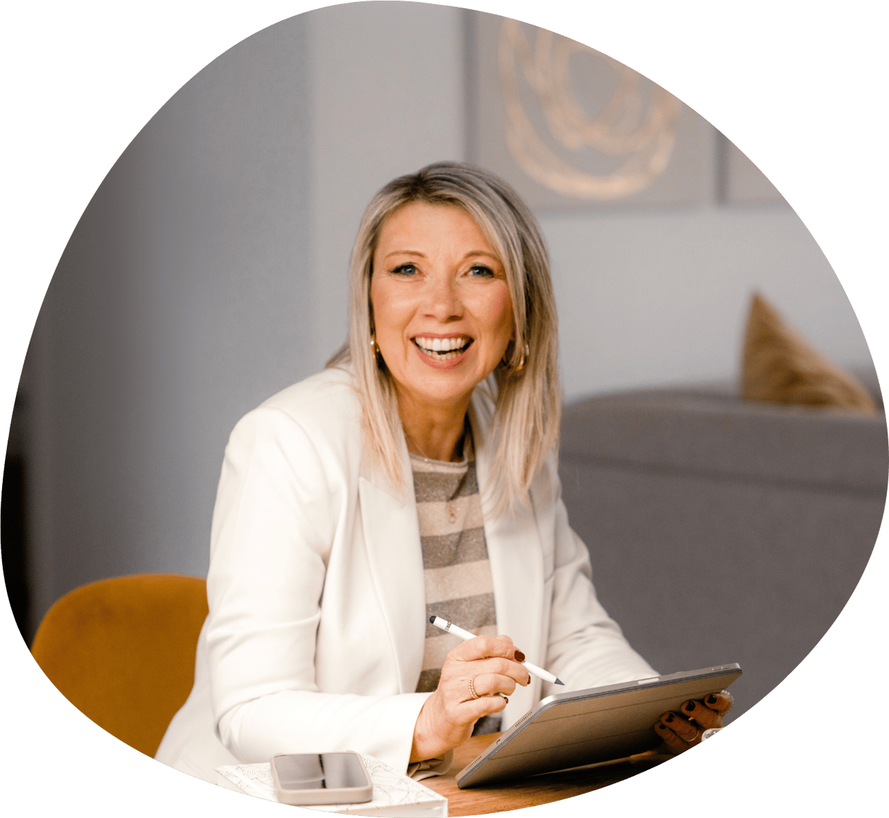 Susanne Kettler im Sessel mit Tablet