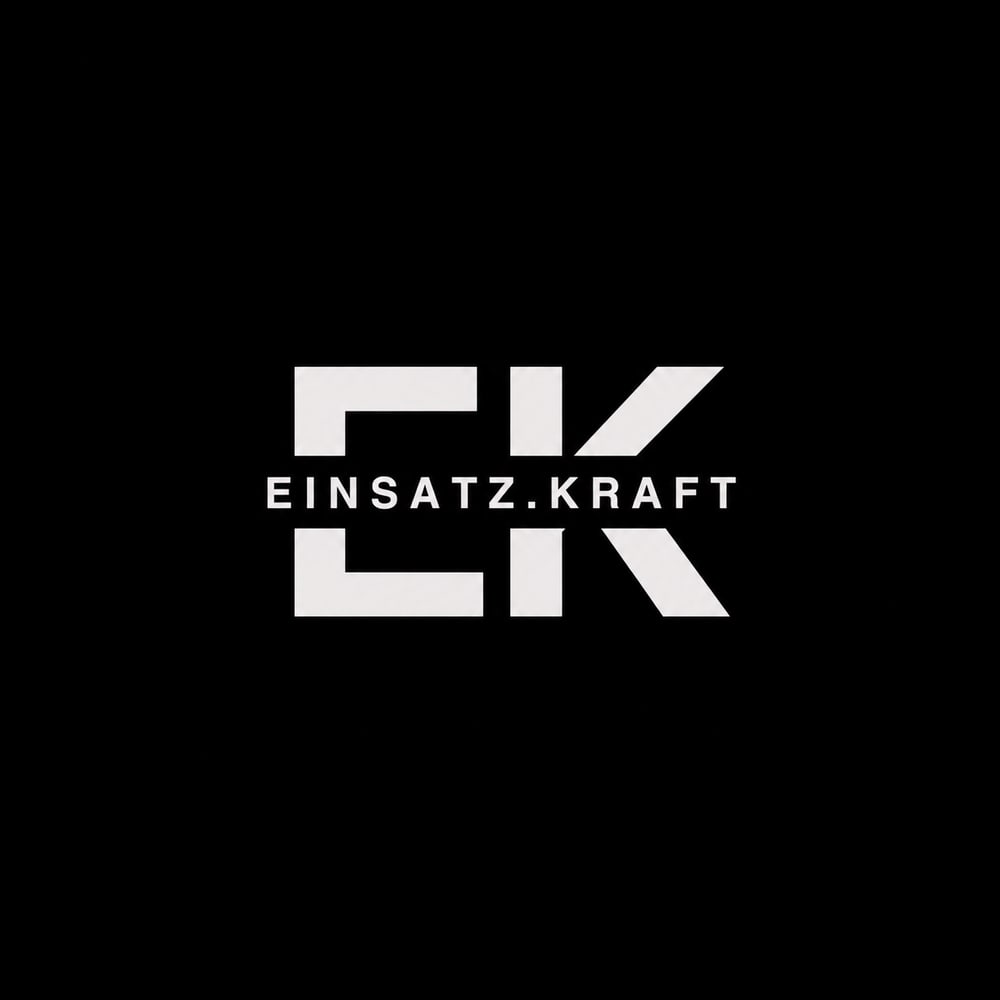 Weißes Logo „EK“ auf dunklem Hintergrund mit Text „EINSATZ.KRAFT“ zwischen den Buchstaben.