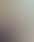 Vier lächelnde Personen halten grüne und rote Karten in einem modernen Büro.