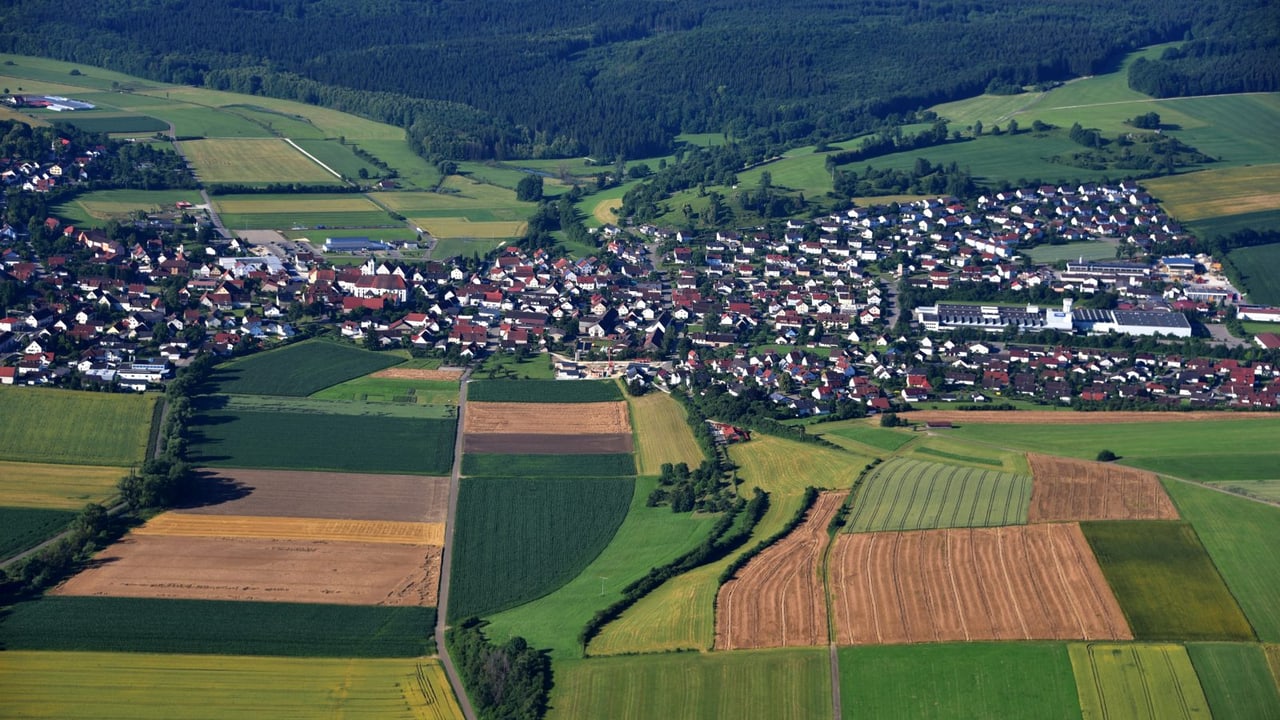 Luftaufnahme von Dischingen im Tal der Egau