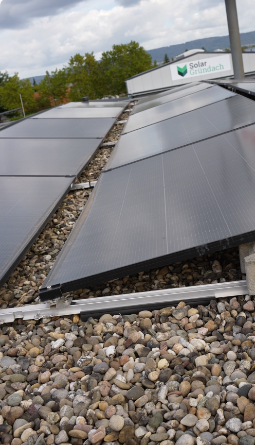 Elektriker verbindet Solarkabel auf dem Dach