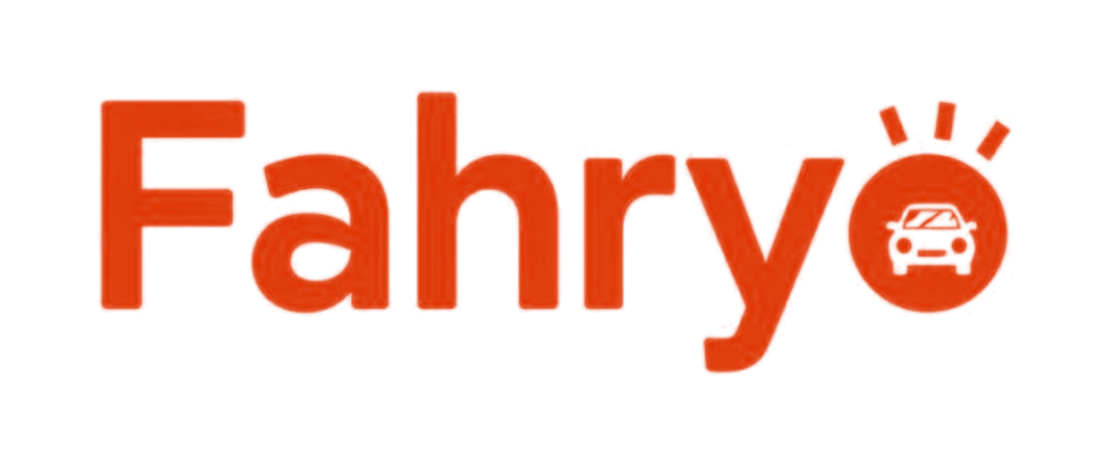 Fahry-Logo mit schwarzem qhconsulting Monogramm links und orangefarbenem Schriftzug Fahry mit Auto-Symbol rechts.