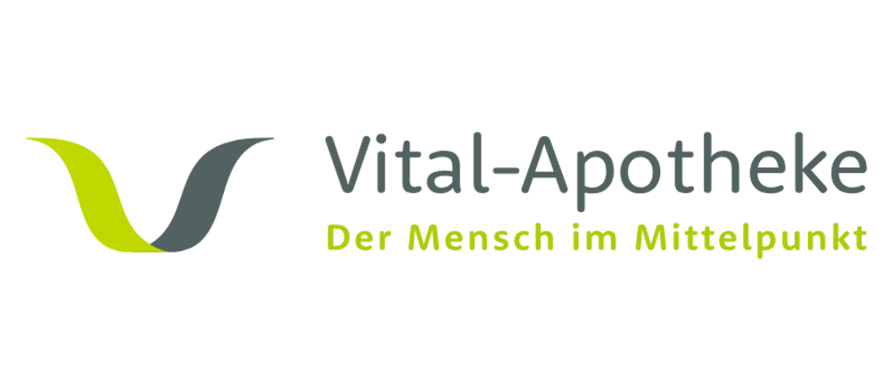 Logo der Vital-Apotheke mit grünem "V" und Slogan "Der Mensch im Mittelpunkt".