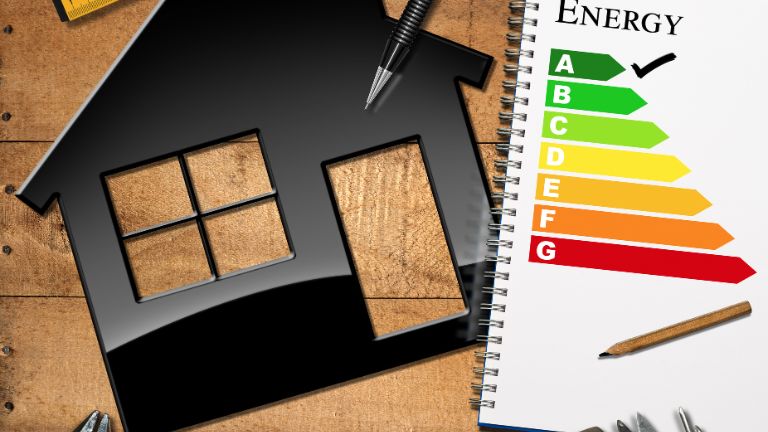 Energieauditor prüft Gebäudehülle und Anlagentechnik im Unternehmen