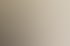 Ein Mann in einem karierten Hemd schreibt an einem Schreibtisch vor zwei Computermonitoren.