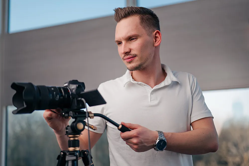 Kameramann bei der Filmproduktion in Freiburg richtet professionell eine Kamera aus – Symbolbild für strategische Videos mit klarer Botschaft.