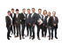 Eine Gruppe von elf Personen in Anzügen oder Jeanshemden steht zusammen.