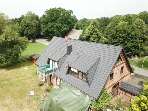 Drohnenaufnahme eines fertig sanierten Dachs in Anthrazit