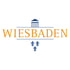 Logo Wiesbaden: Blauer Tempel über orangefarbenem "WIESBADEN"-Schriftzug, darunter drei blaue Lilien.