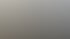 Nahaufnahme eines schwarzen Mikrofons vor einem Computerbildschirm mit einem Video.