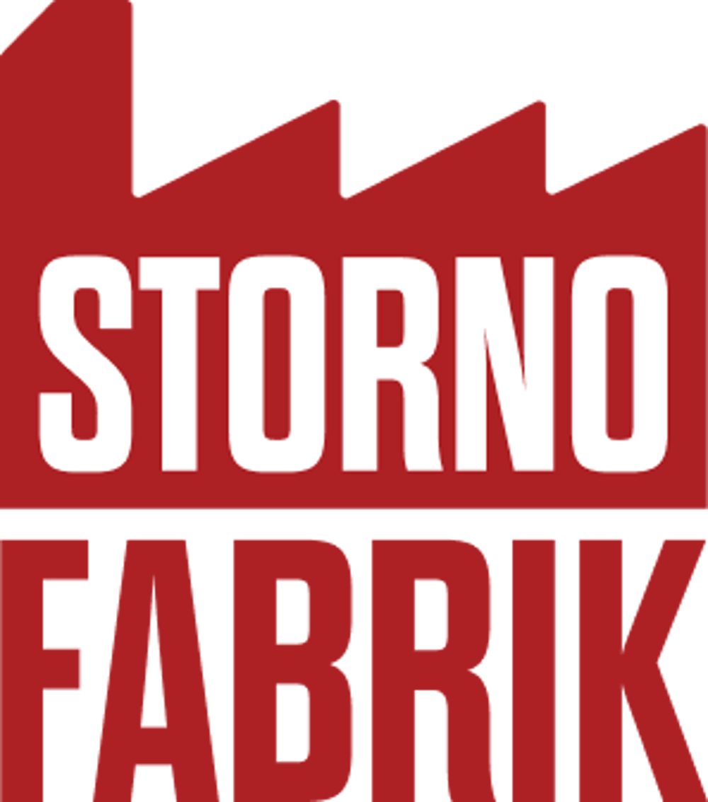Storno Fabrik Logo, roter Schriftzug "STORNO" auf dunkelrotem Hintergrund mit Fabrikdachkontur, darunter "FABRIK" in Dunkelrot.