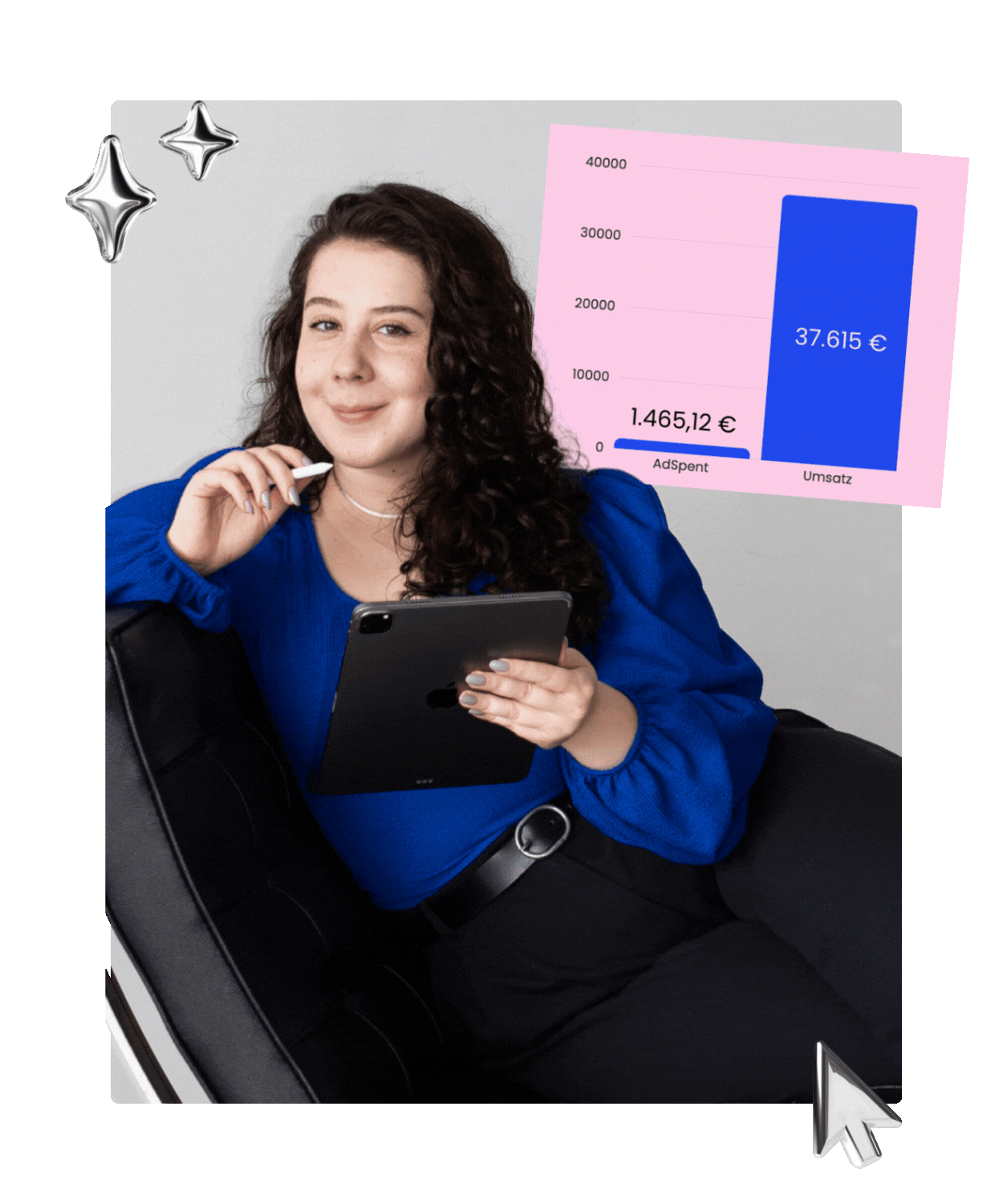 Frau mit gelocktem Haar sitzt auf einem schwarzen Ledersessel, hält ein Tablet und einen Stift.