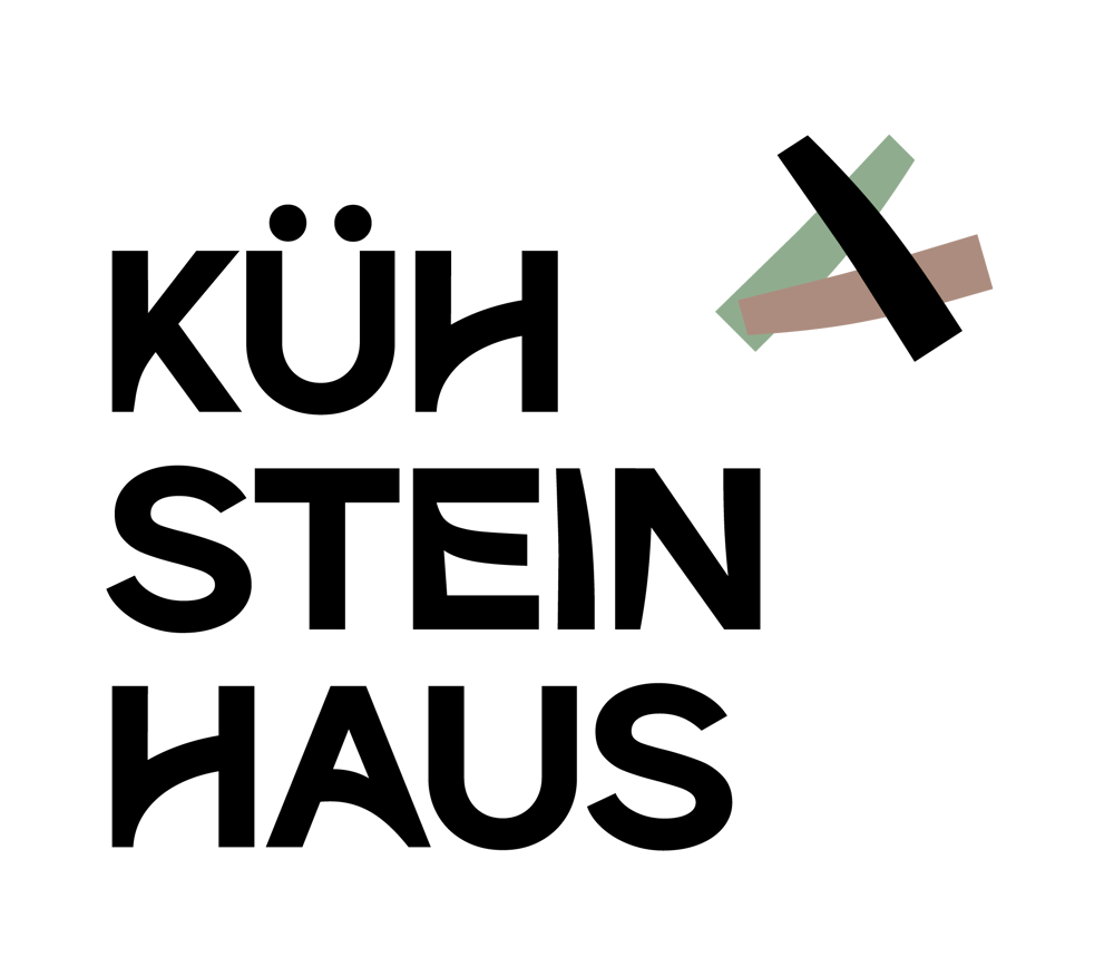 Schwarzer Text "KÜH STEIN HAUS" auf dunkelgrünem Hintergrund, rechts oben drei überlappende Balken.