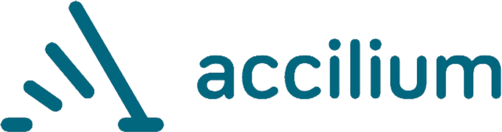  accilium Logo mit drei blauen, diagonalen Strichen und dem Wort "accilium" in Dunkelblau.
