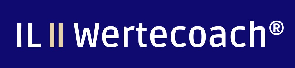 IL Wertecoach Textlogo auf grünem Hintergrund mit beigen vertikalen Streifen.
