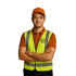 Mann in orangefarbenem Hemd, orangefarbener Kappe und gelber Warnweste mit verschränkten Armen.