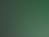 Zwei Personen sprechen vor einem Greenscreen, während ein Techniker an einem Laptop arbeitet und Kameras bereitstehen.