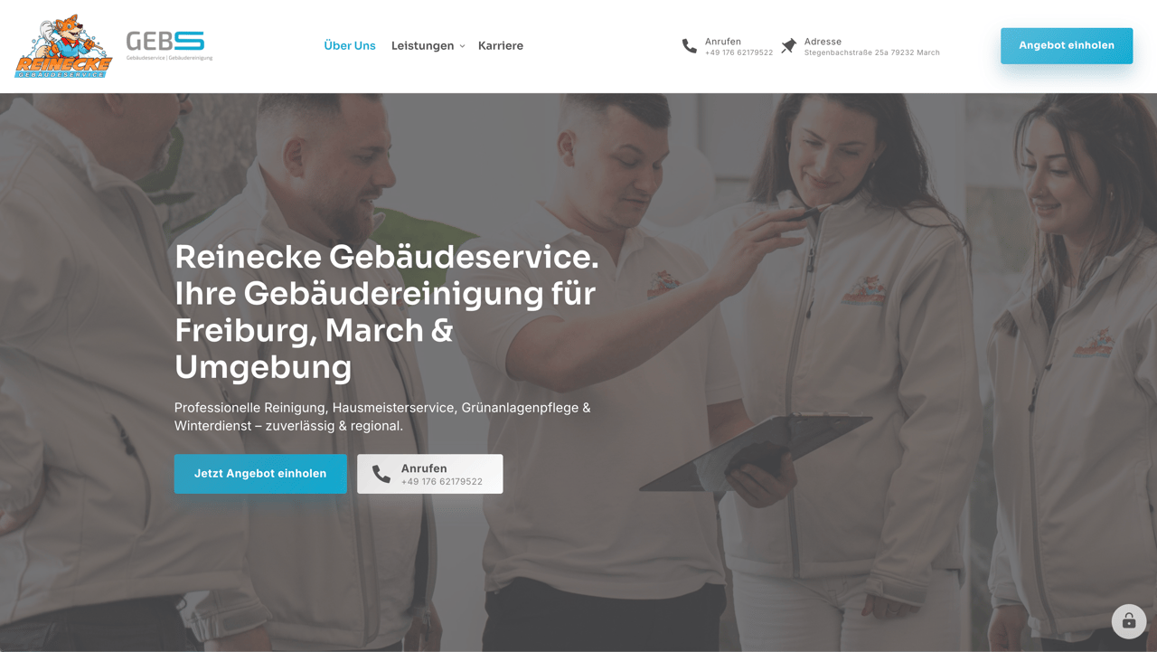 Drei Mitarbeiter von Reinecke Gebäudeservice in weißen Jacken blicken auf ein Klemmbrett.