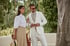 Weisses Kurzarmhemd und cremefarbener Anzug – sommerlicher Couple-Look mit mediterraner Eleganz.
