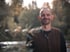 Portrait Aufnahme von Matthias Ruff Umgeben von Pflanzen und Bäumen im Wald.