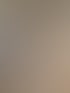 Offener weißer Schrank mit Brettspielen, Büchern und Spielzeug in Fächern und ausziehbaren Schubladen.