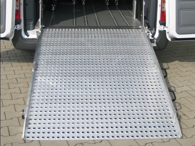 Ford Transit mit Heckabsenkung und Auffahrrampe – Bild 1