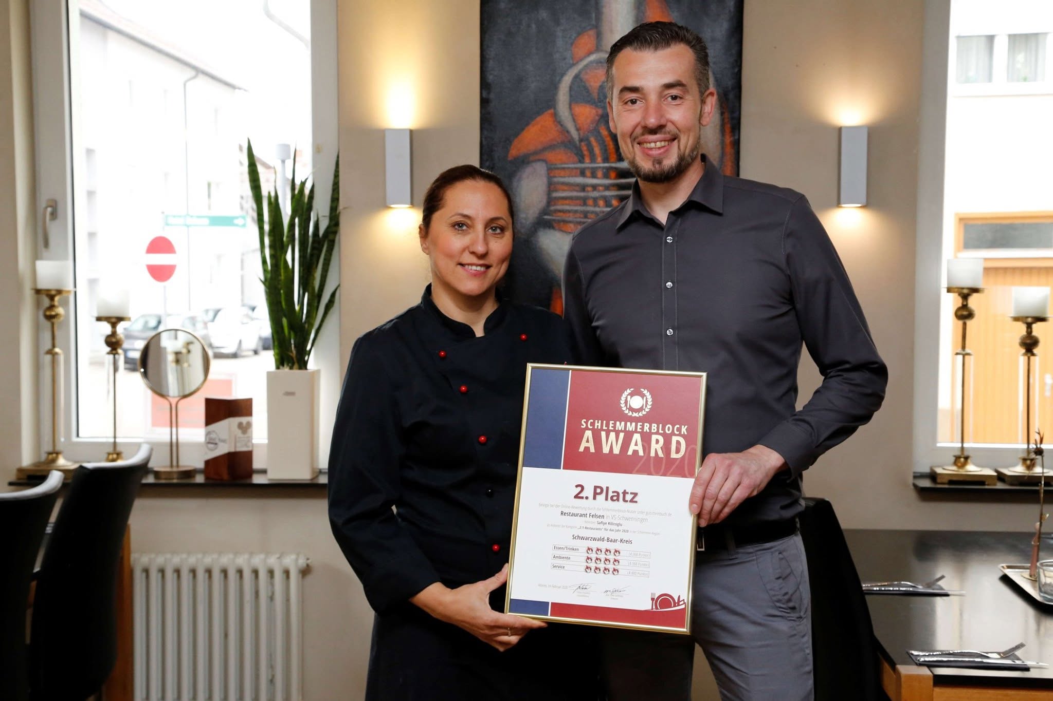 Die Gastgeber Safiye Kilicoglu und Sale Cukovic mit der Urkunde zum 2. Platz beim Schlemmerblock Award im Restaurant Felsen