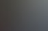Mann in Arbeitskleidung montiert ein Seil auf eine große Metalltrommel mit einer Kette.