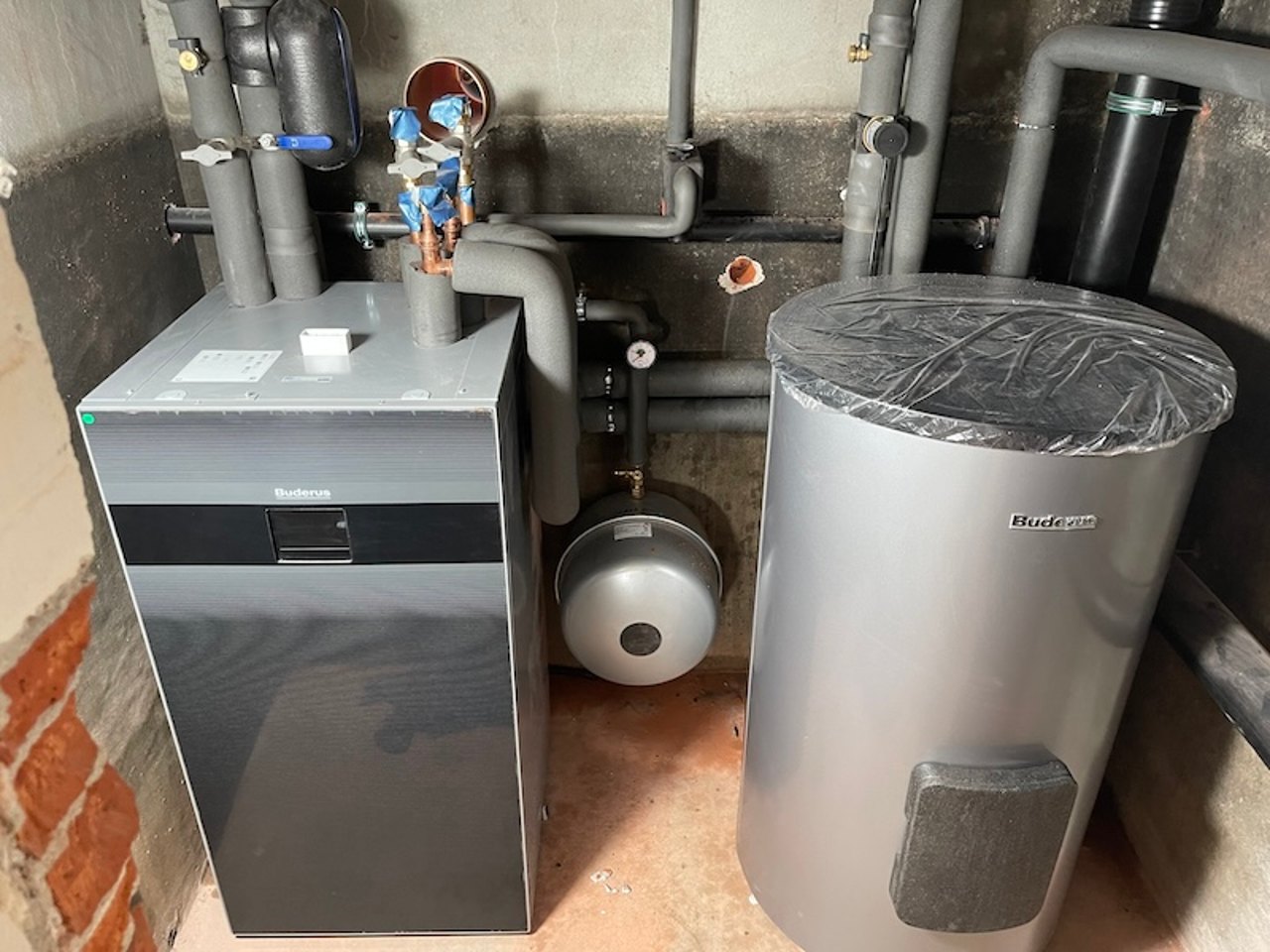 Wärmepumpe, sauber installiert