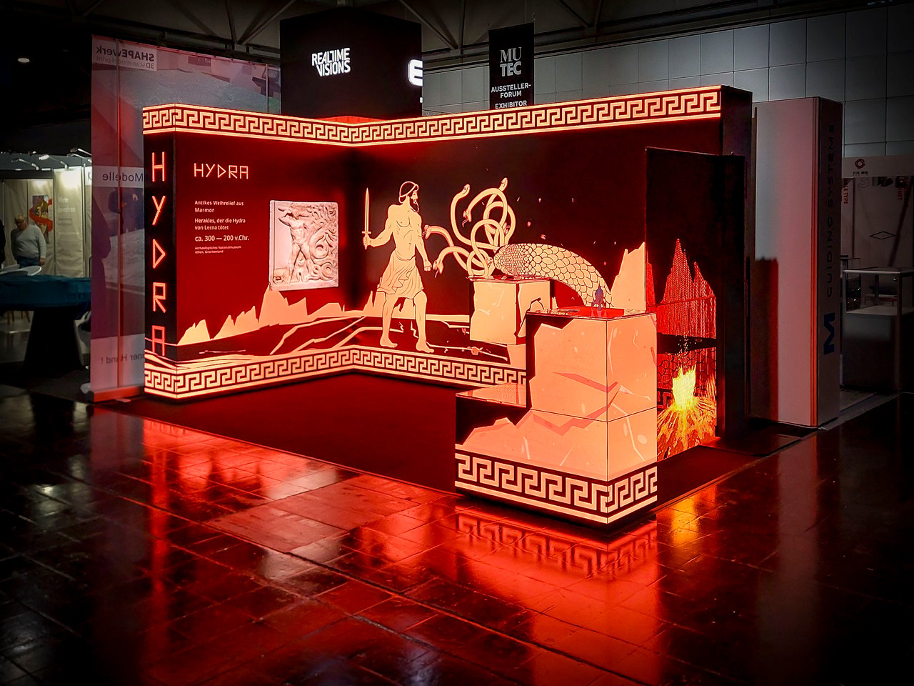 Ausstellungsstand auf der mutec 2025 in Leipzig – griechische Mythologie trifft präzise LED-Inszenierung: der HYDRA-Stand im Aussteller-Forum