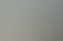 Mann in Anzug fährt Auto, durch die Windschutzscheibe und Seitenscheibe gesehen.