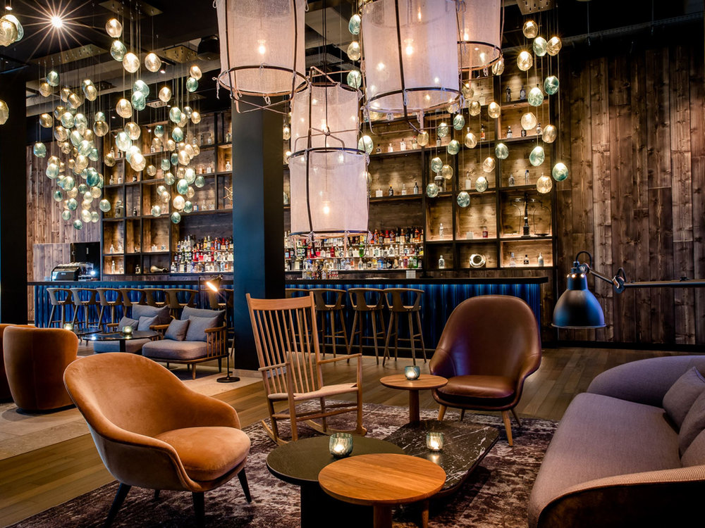 Hotelbar mit Beleuchtungsanlage