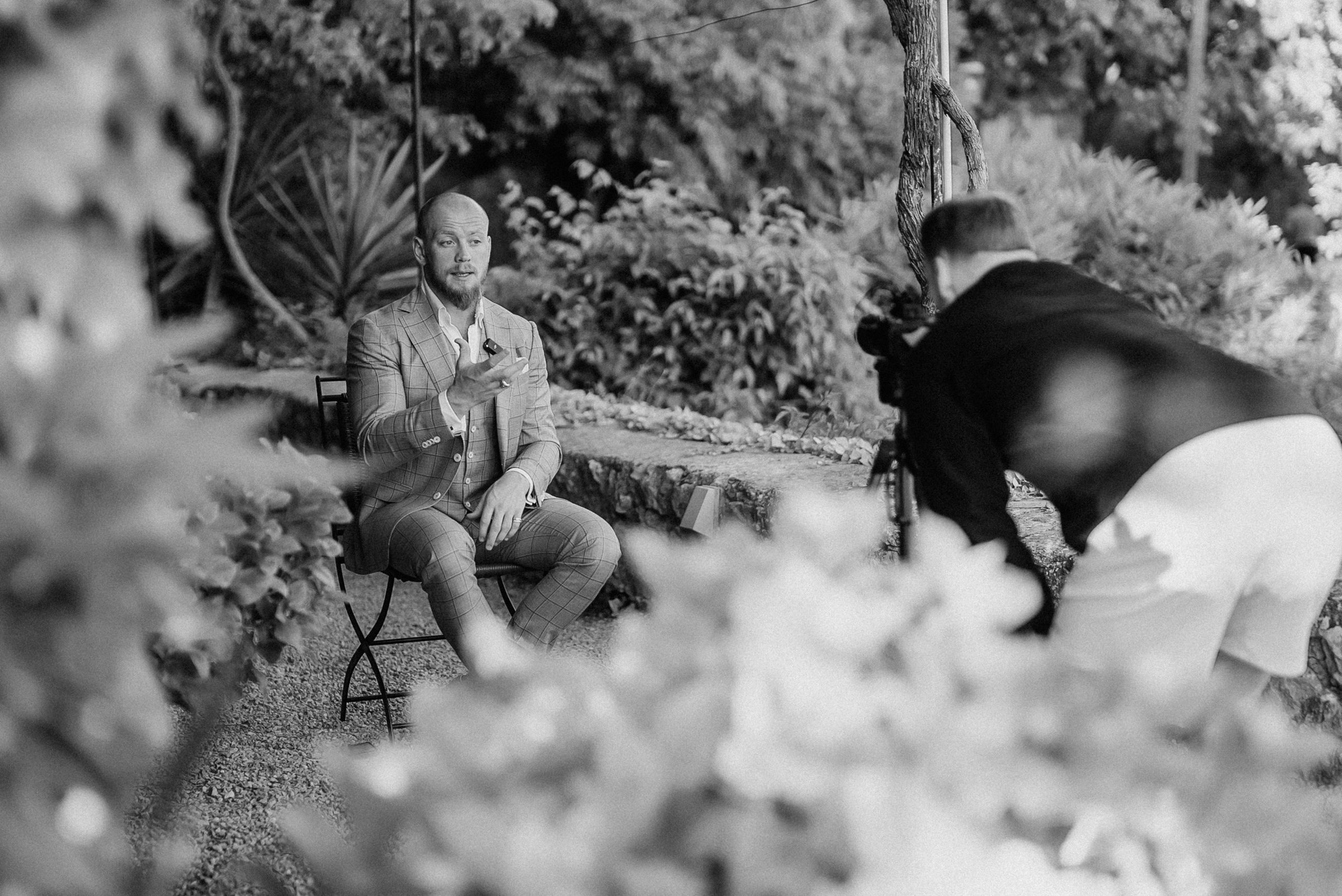 Dreharbeiten mit Tom Eiberger im Garten, Schwarz-Weiß