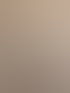 Mann auf Trittleiter misst mit gelbem Maßband eine weiße Wand.