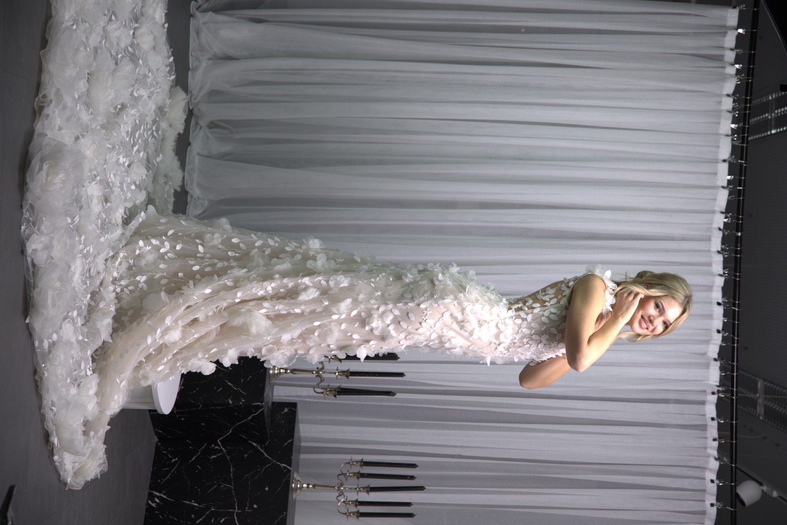 Modernes und schlichtes Brautkleid aus fließender Seide