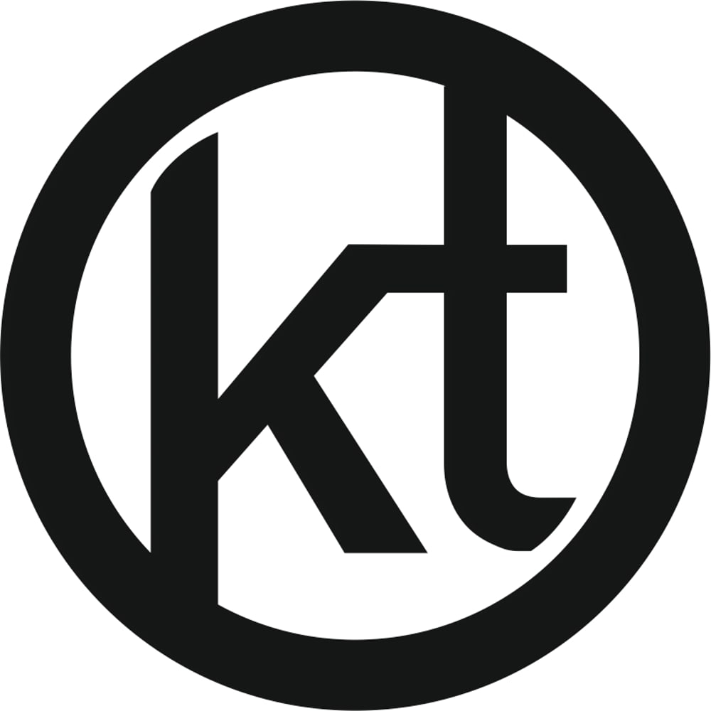 Schwarzes rundes Logo mit den weißen Buchstaben "kt" in einer kreisförmigen Umrandung.