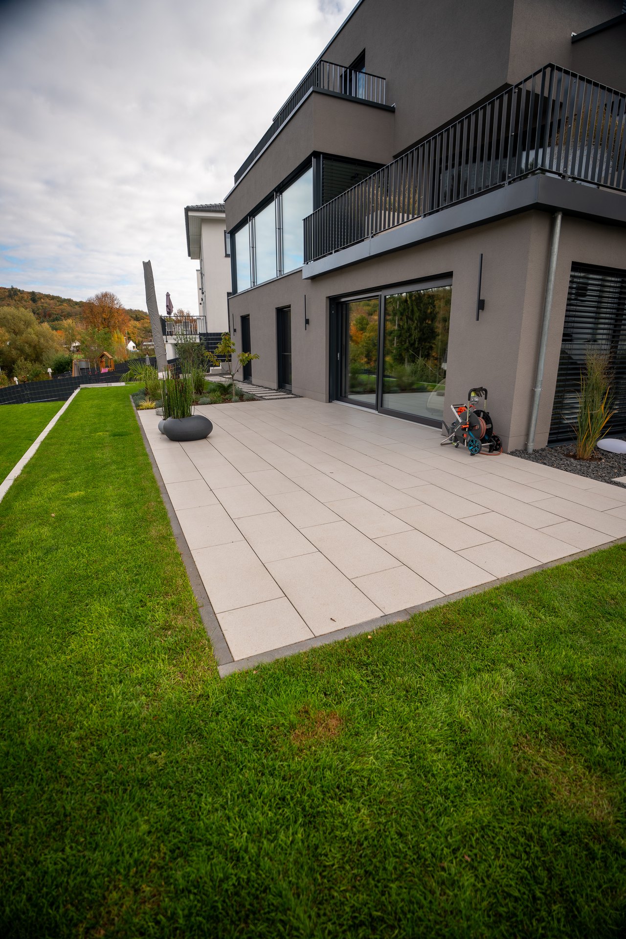 Hochwertig gebaute Terrasse von Calis Gartenbau