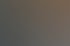 Eine Reihe von Laufbändern mit Bildschirmen in einem Fitnessstudio unter einer Holzdecke.