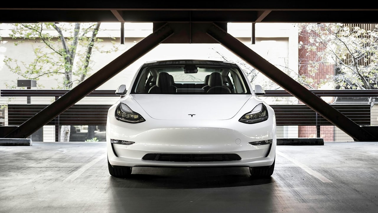 Weißes Tesla Model 3 in einer Tiefgarage