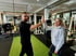 Mann und Frau geben sich im Fitnessstudio ein High Five.