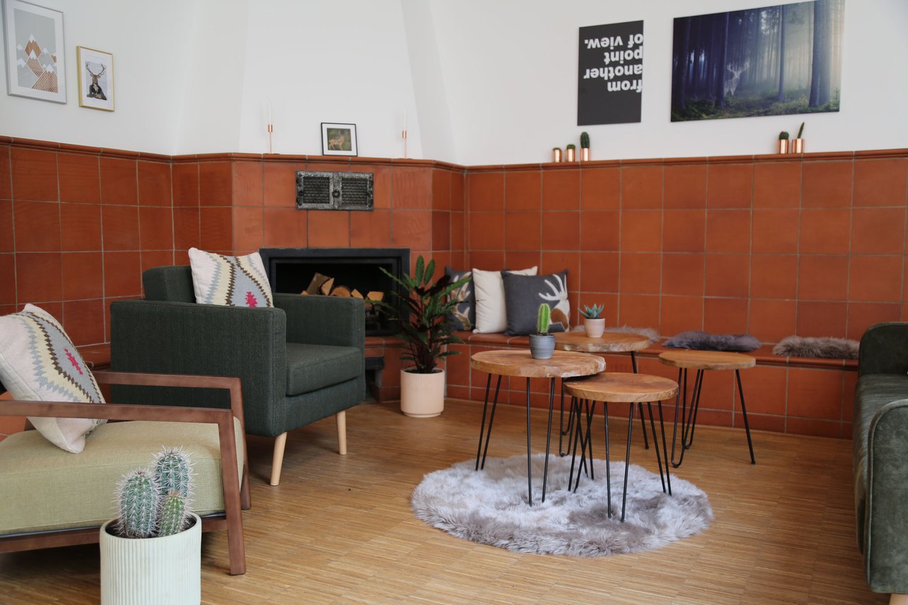 Lounge-Bereich mit Sesseln für Kleingruppenarbeit in der Heldraumstation