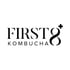Schwarzer Text "FIRST8 KOMBUCHA" auf weißem Hintergrund, mit einem Pluszeichen über der 8.